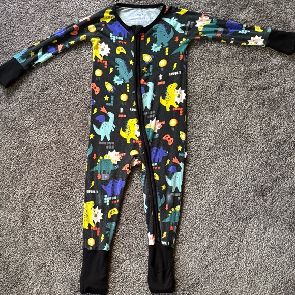 Bundle of Little Sleepies Zippys 6-12 - Picture 8 of 12